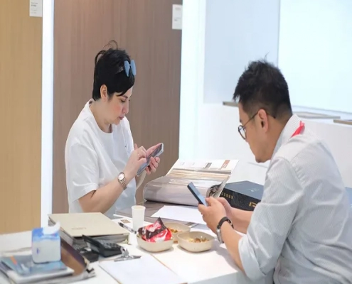 Dawei sales show product to Russia customer at CIFF Guangzhou 2026 Dawei sales show product to Russia customer at CIFF Guangzhou 2026