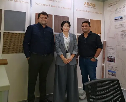 Dawei-Nina-talking-with-customer-at-Woodshow-Dubai-2026